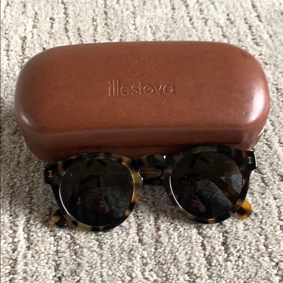 Illesteva Accessories - Illesteva tortoise sunglasses